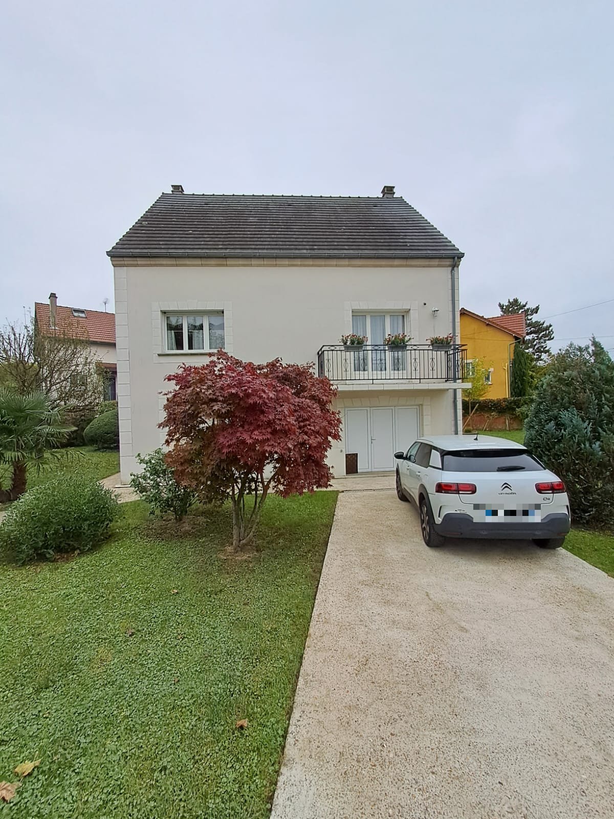 Façade principale d'une maison à Gournay-sur-Marne avant ravalement, avec balcon, encadrements de fenêtres et corniche