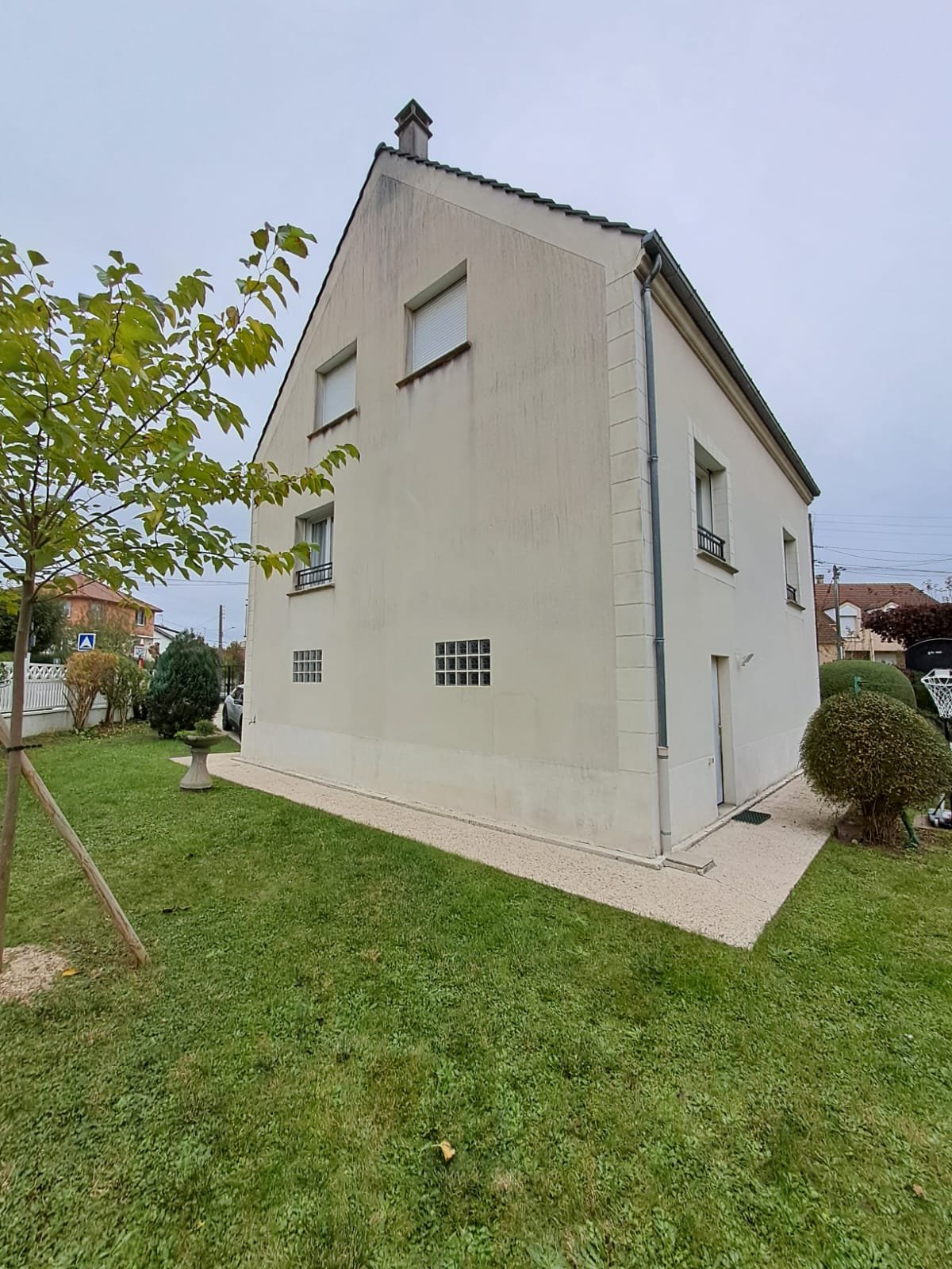 Pignon d'une maison à Gournay-sur-Marne avant ravalement : enduit monocouche encrassé, traînées noires et salissures