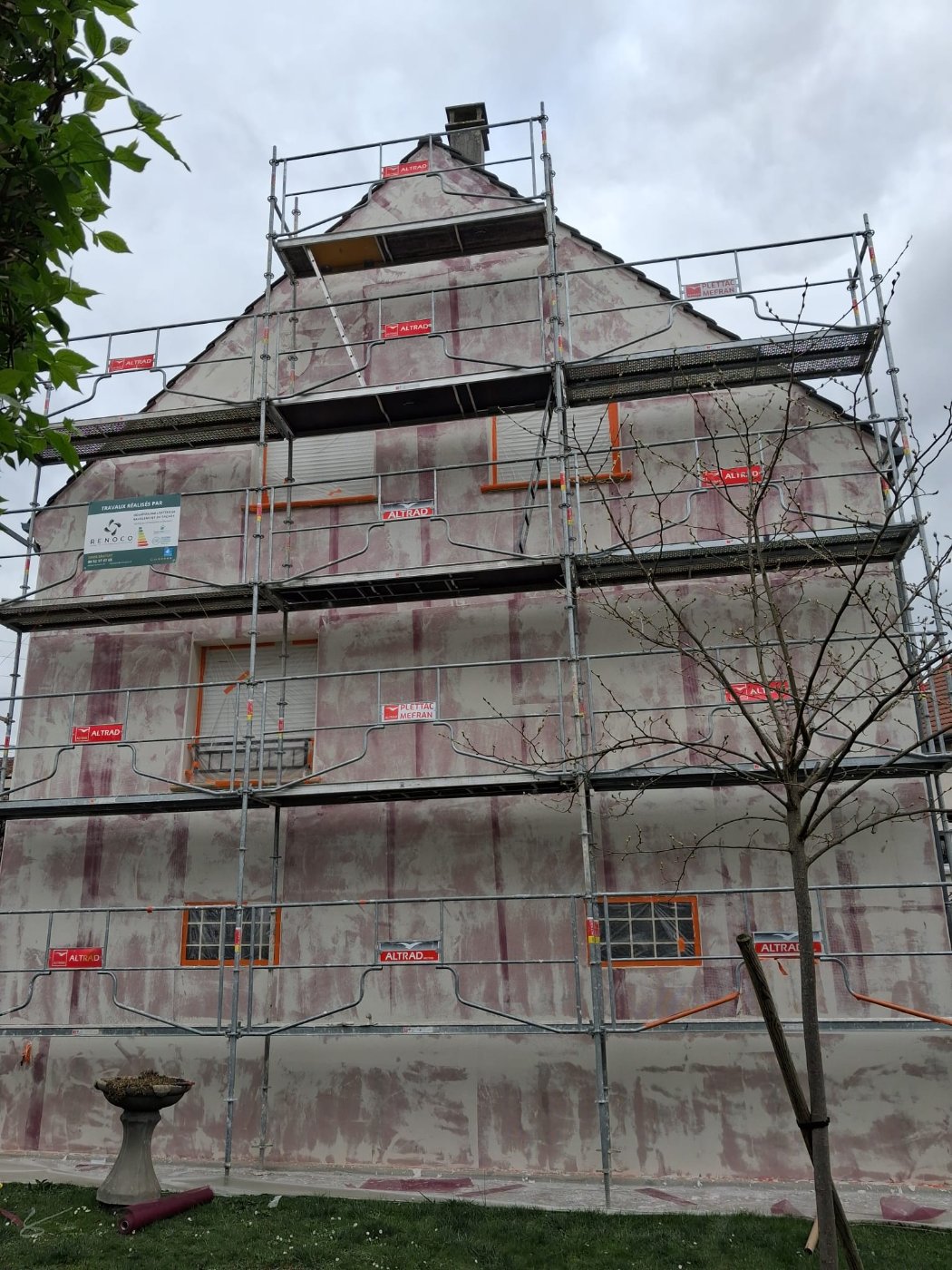 Entoilage en cours sur le pignon de la maison à Gournay-sur-Marne : lés de toile de verre marouflés pour le revêtement D3 armé