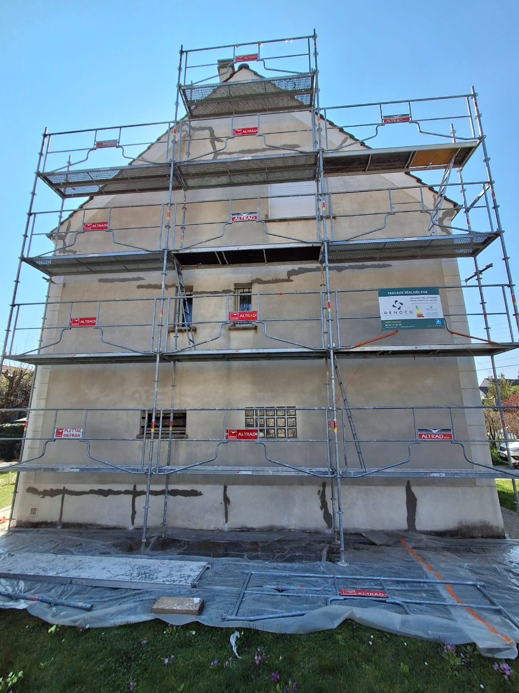 Pignon de la maison à Gournay-sur-Marne après lavage, fissures ouvertes et rebouchées au mortier avant le revêtement