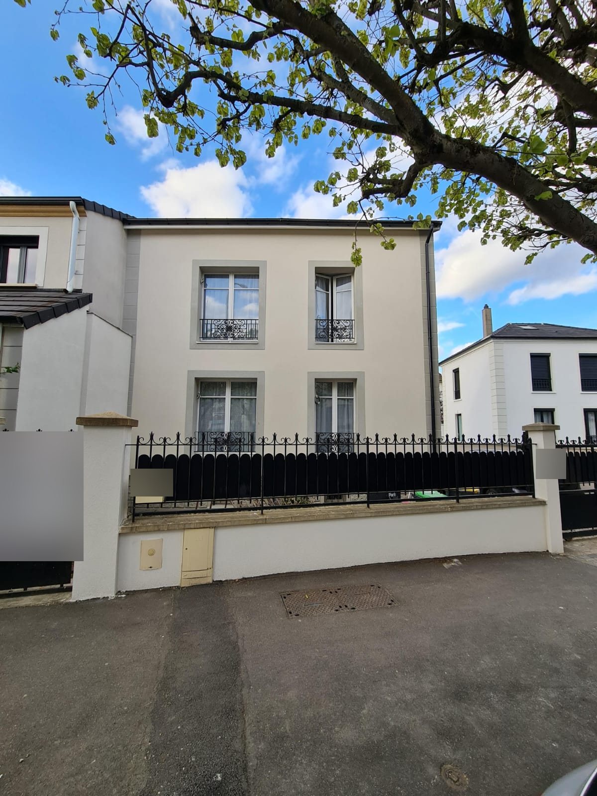 Façade principale d'une maison boulevard Foch au Perreux-sur-Marne après isolation par l'extérieur : enduit PRB Thermolook GF gratté et encadrements de fenêtres gris