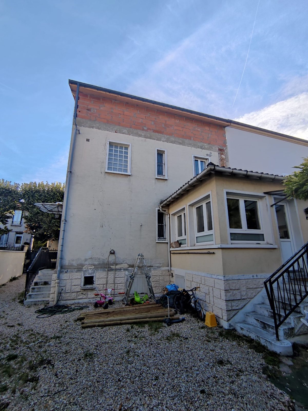 Maison boulevard Foch au Perreux-sur-Marne avant isolation par l'extérieur : enduit ancien taché et dégradé, soubassement en pierre reconstituée