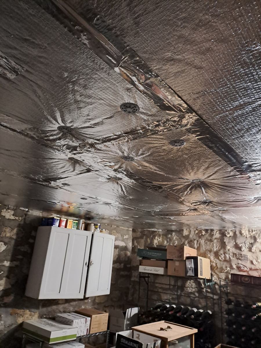 Plafond de cave isolé en panneaux de laine de roche Rockwool Souface Alu à parement aluminium, fixés par rosaces, à Maisons-Alfort