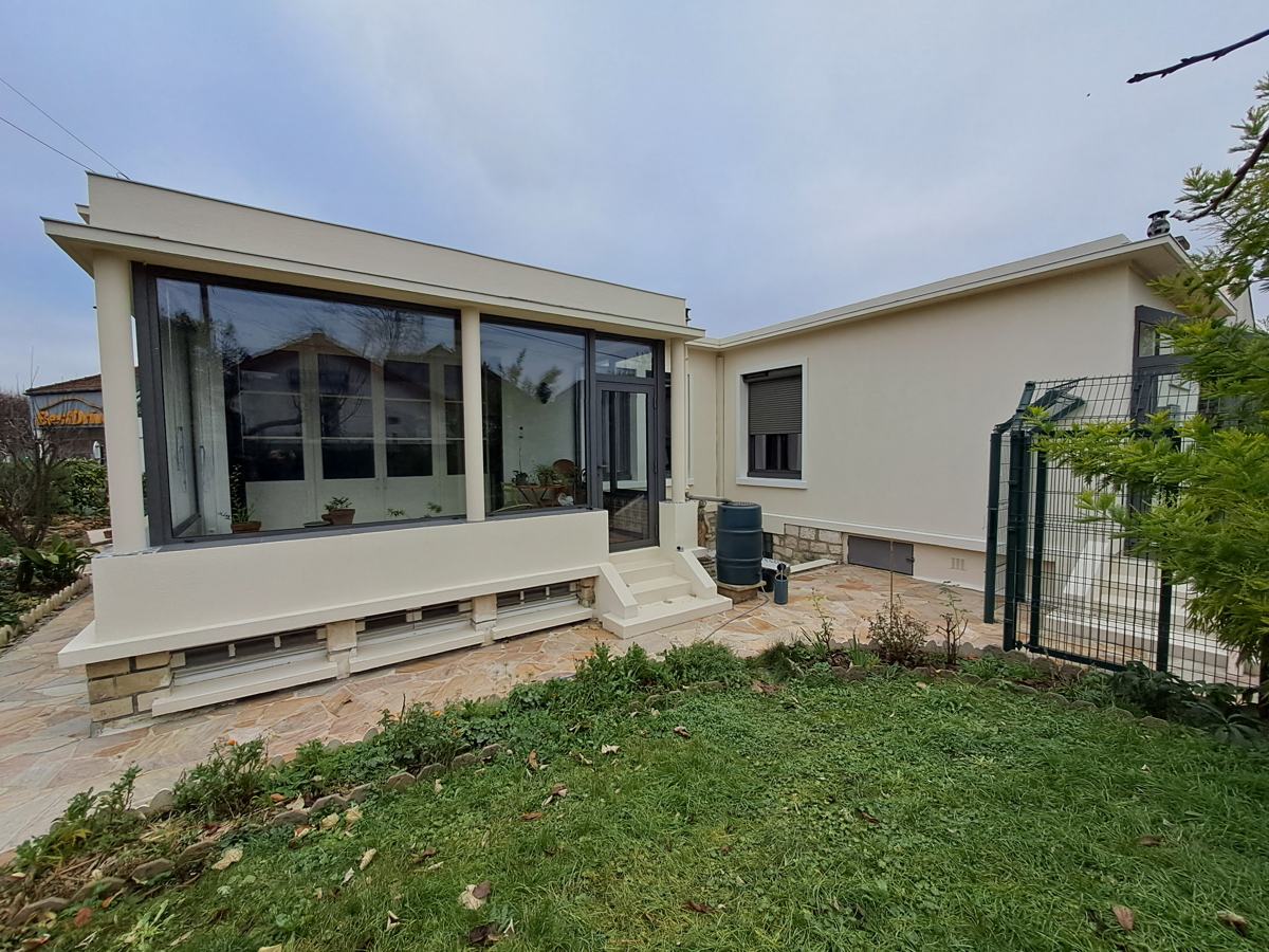 Façade arrière et véranda d'une maison à Maisons-Alfort après isolation par l'extérieur et ravalement