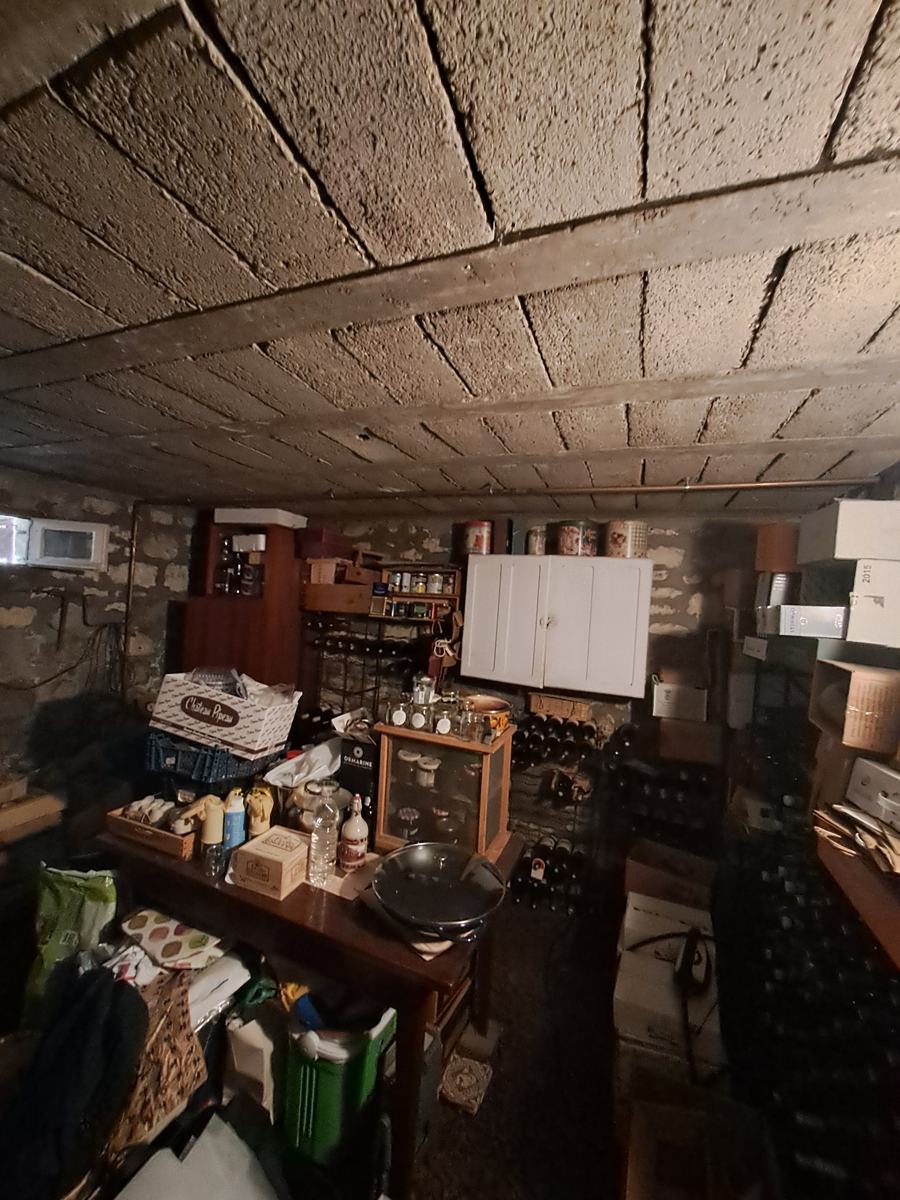 Plafond de cave en hourdis béton non isolé dans une maison à Maisons-Alfort, avant travaux