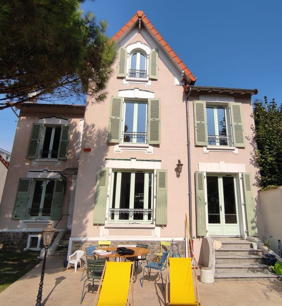 Façade avant d'une maison de style provençal à Nogent-sur-Marne avant ravalement