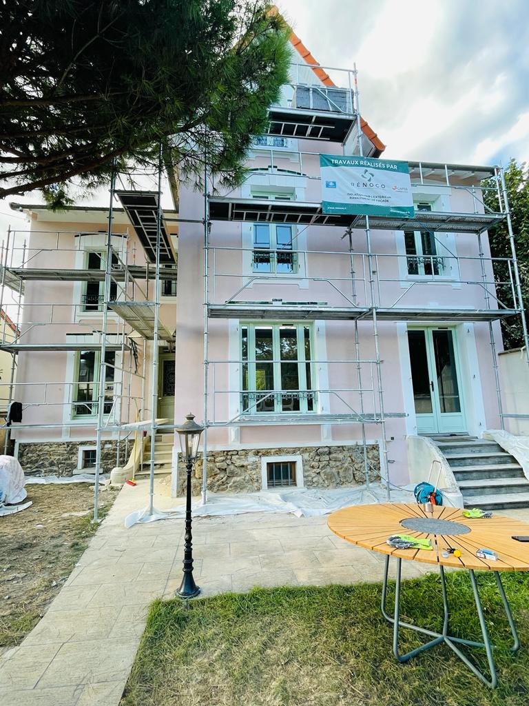 Façade avant d'une maison de style provençal à Nogent-sur-Marne pendant le ravalement, sous échafaudage avec la bâche de chantier RENOCO