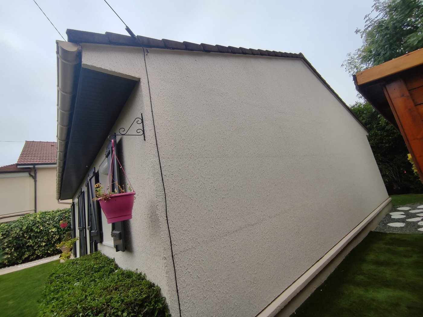 Maison Phénix de plain-pied : fissure verticale de l'enduit à la jonction de deux panneaux de béton préfabriqués