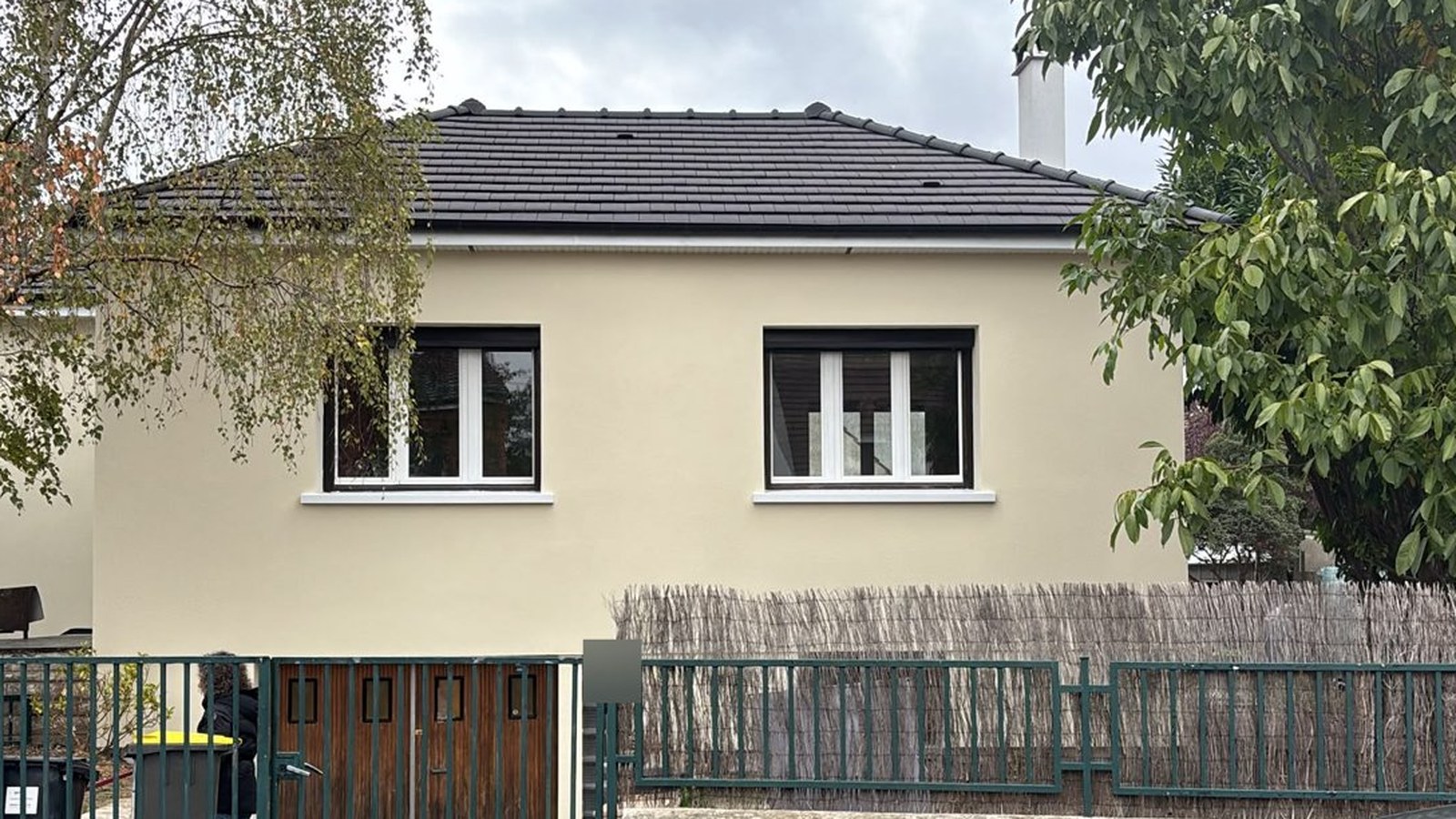 Façade terminée d'un pavillon à Pontault-Combault : enduit Baumit GranoporTop taloché sur PSE gris
