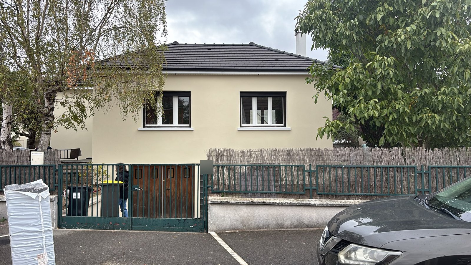 Pavillon à Pontault-Combault après isolation par l'extérieur en PSE gris et finition Baumit GranoporTop talochée