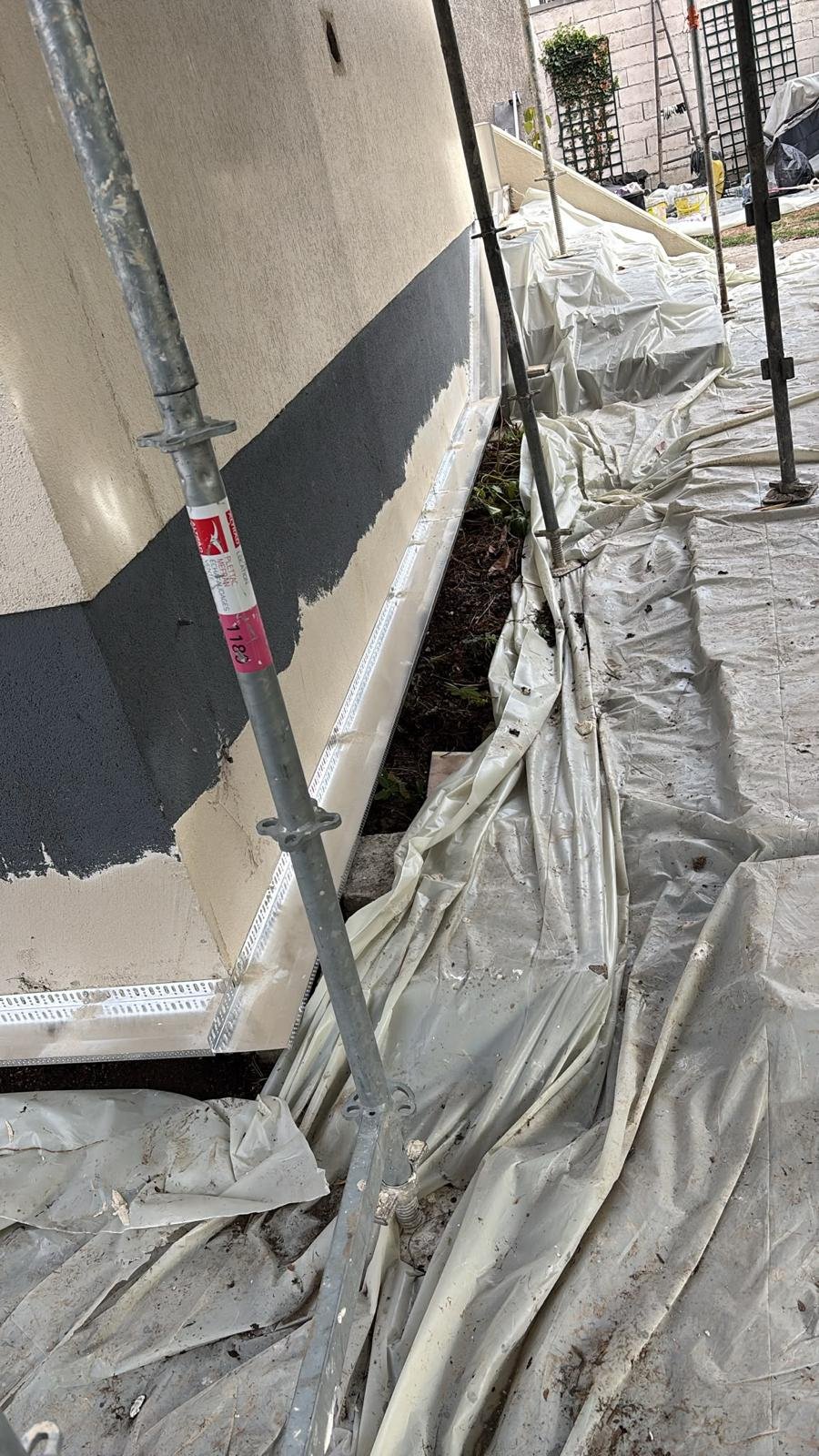 Profilé de départ en aluminium en pied de façade sous l'isolation par l'extérieur, pavillon à Pontault-Combault