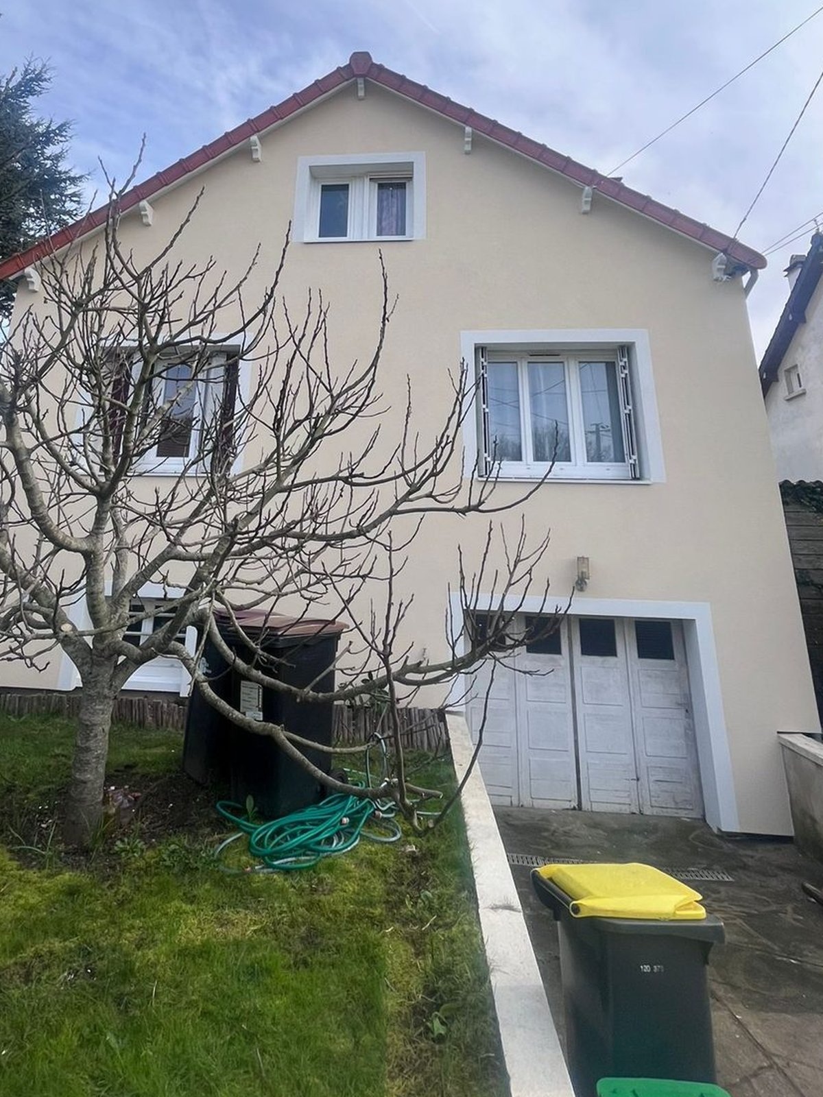 Maison de Sucy-en-Brie après isolation par l'extérieur, façade côté garage cadrée pour le comparateur avant/après