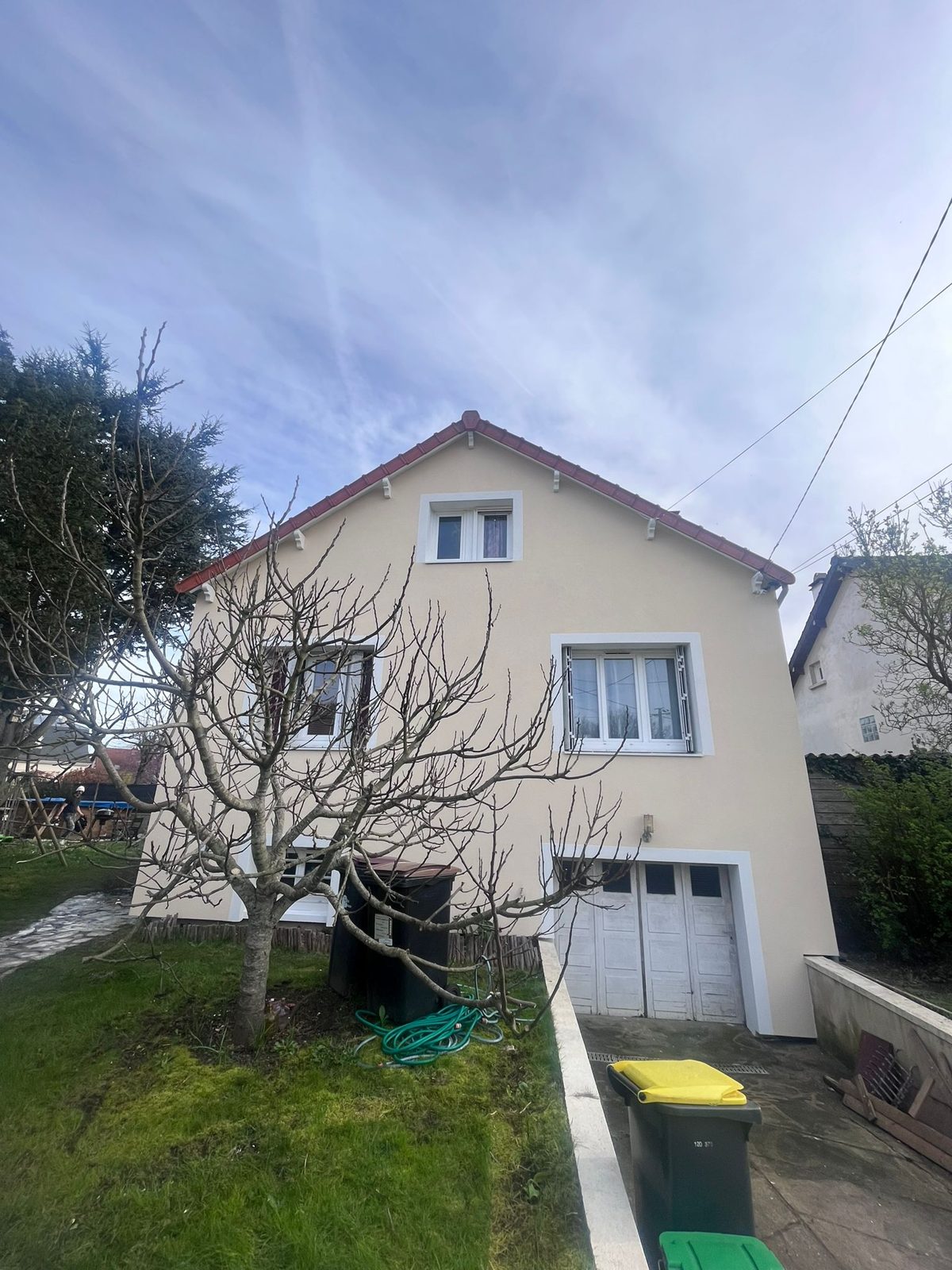 Maison de Sucy-en-Brie après isolation par l'extérieur Baumit, enduit GranoporTop taloché et encadrements dans une autre teinte