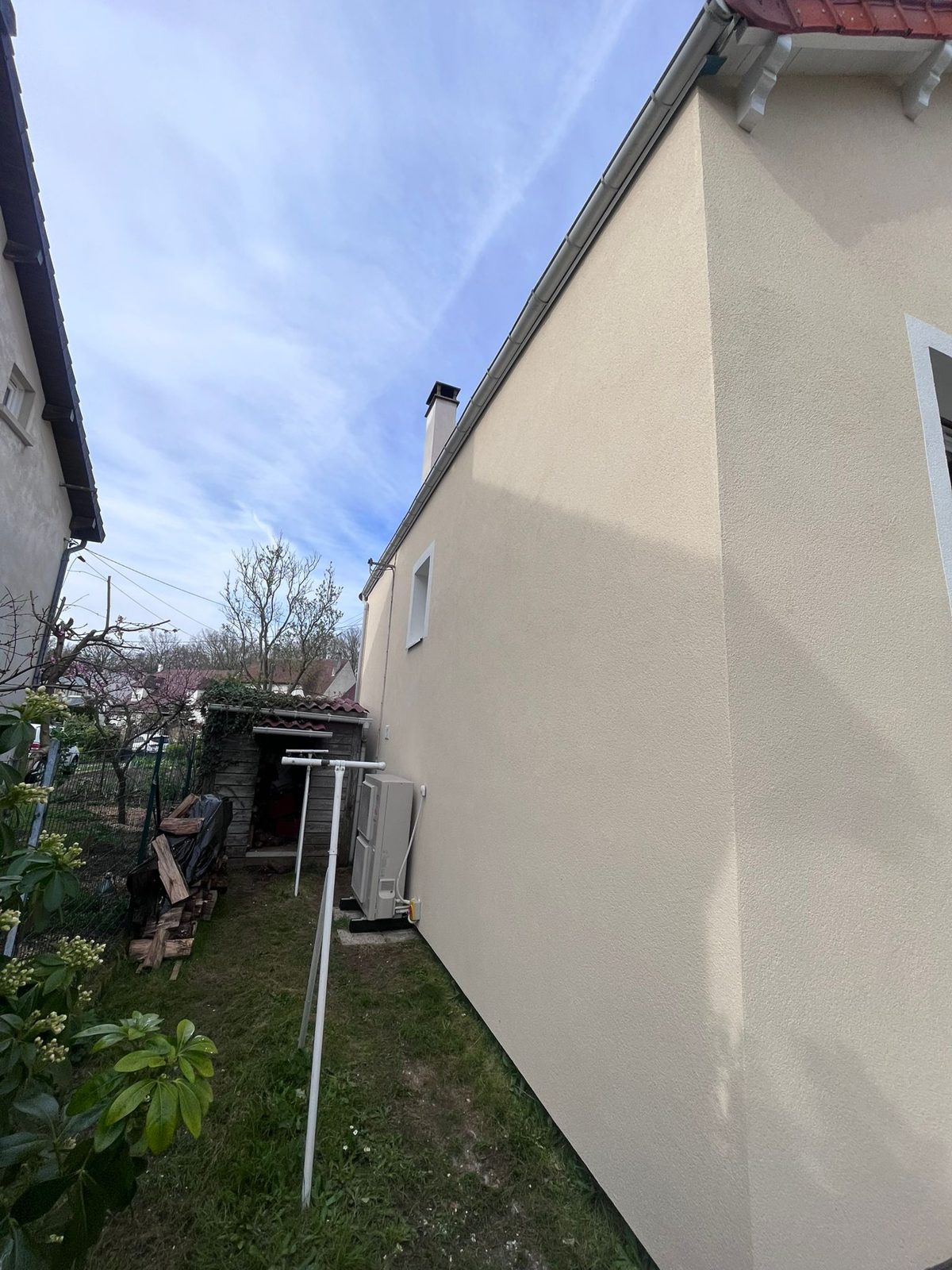 Pignon d'une maison à Sucy-en-Brie après isolation par l'extérieur, finition talochée grain 1,5 mm
