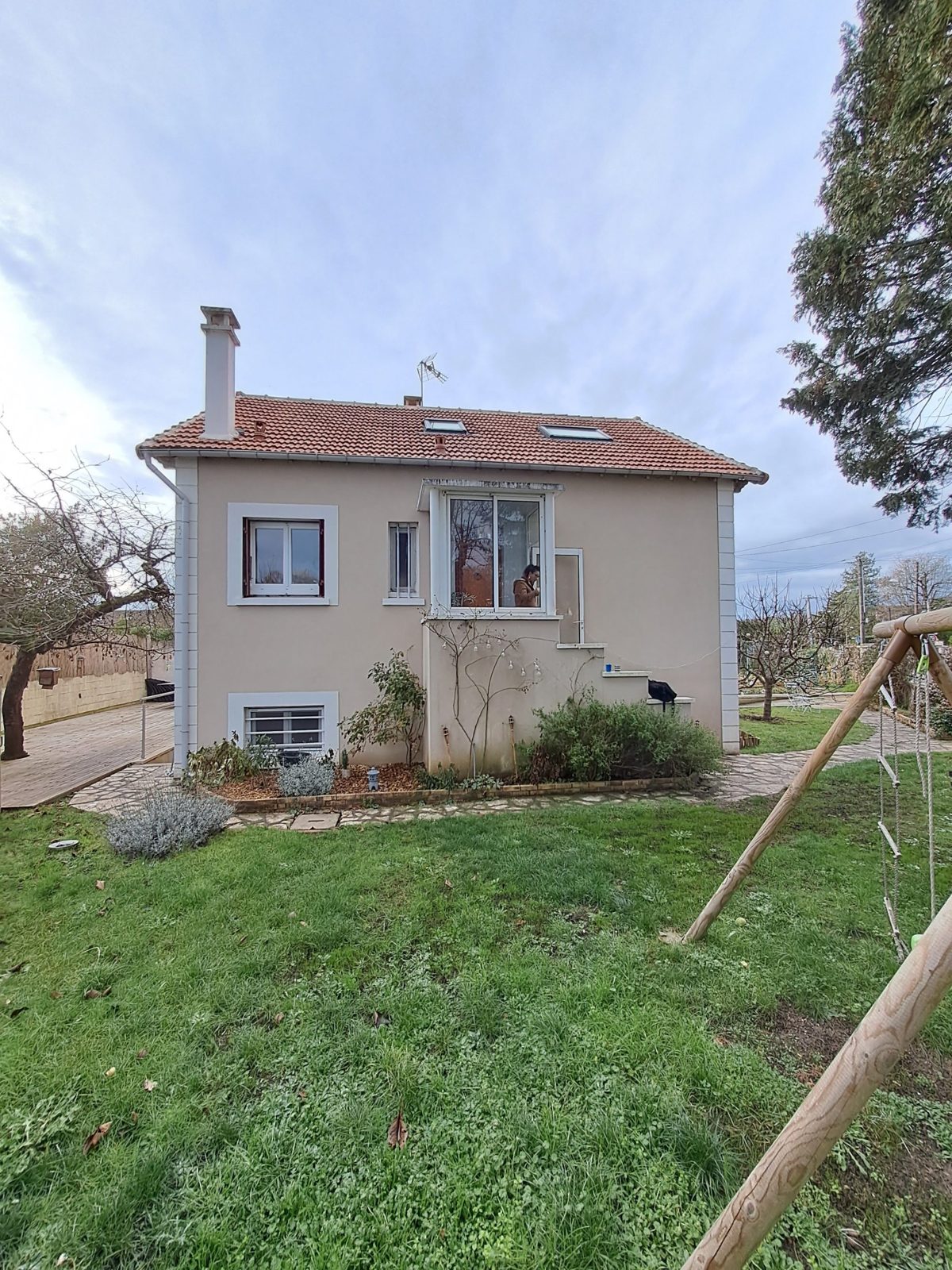 Façade côté jardin d'une maison à Sucy-en-Brie avant isolation par l'extérieur, encadrements de fenêtres clairs