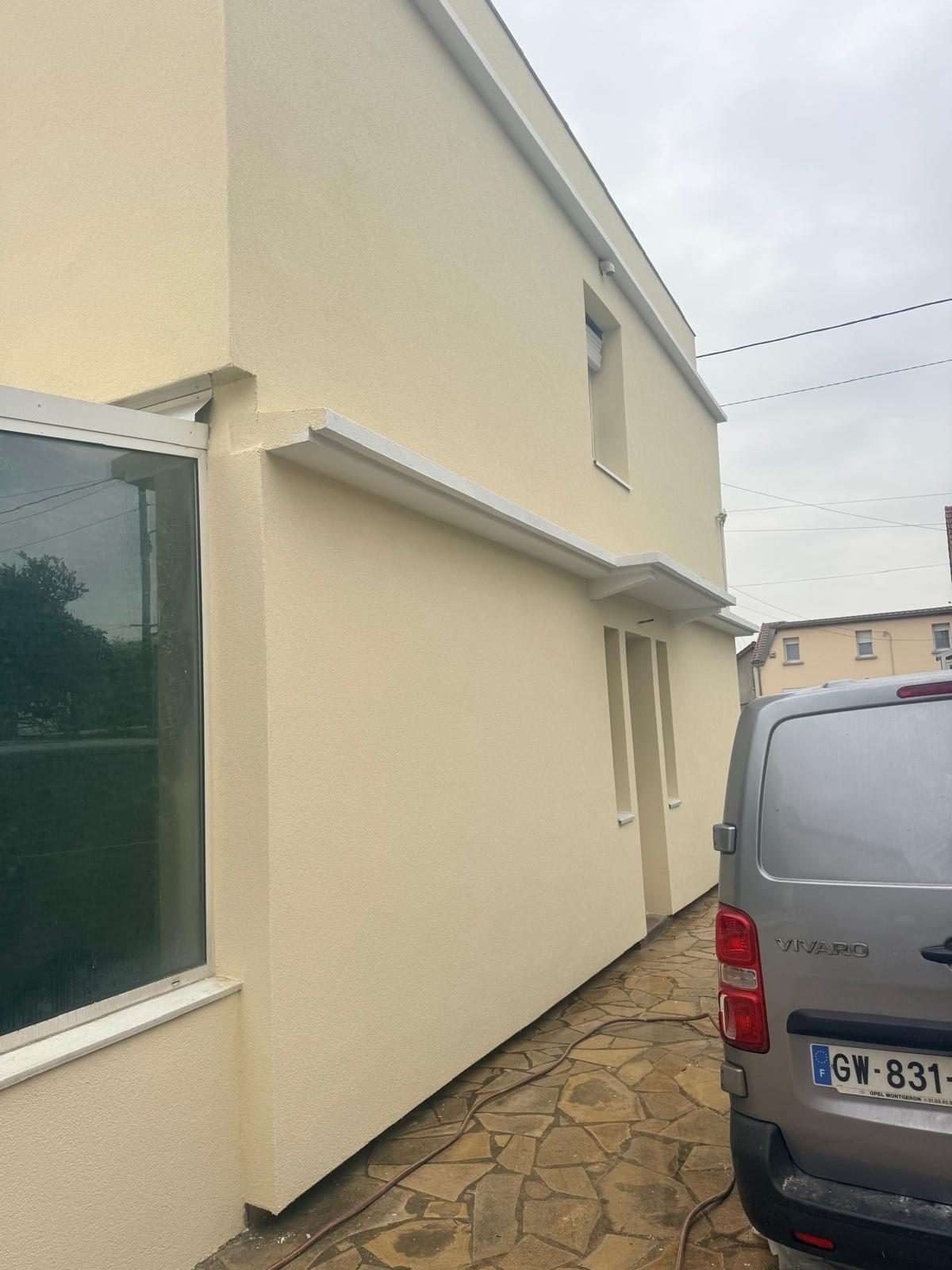 Façade latérale d'une maison à Villeneuve-le-Roi après isolation par l'extérieur, isolation continue jusqu'au pied de mur