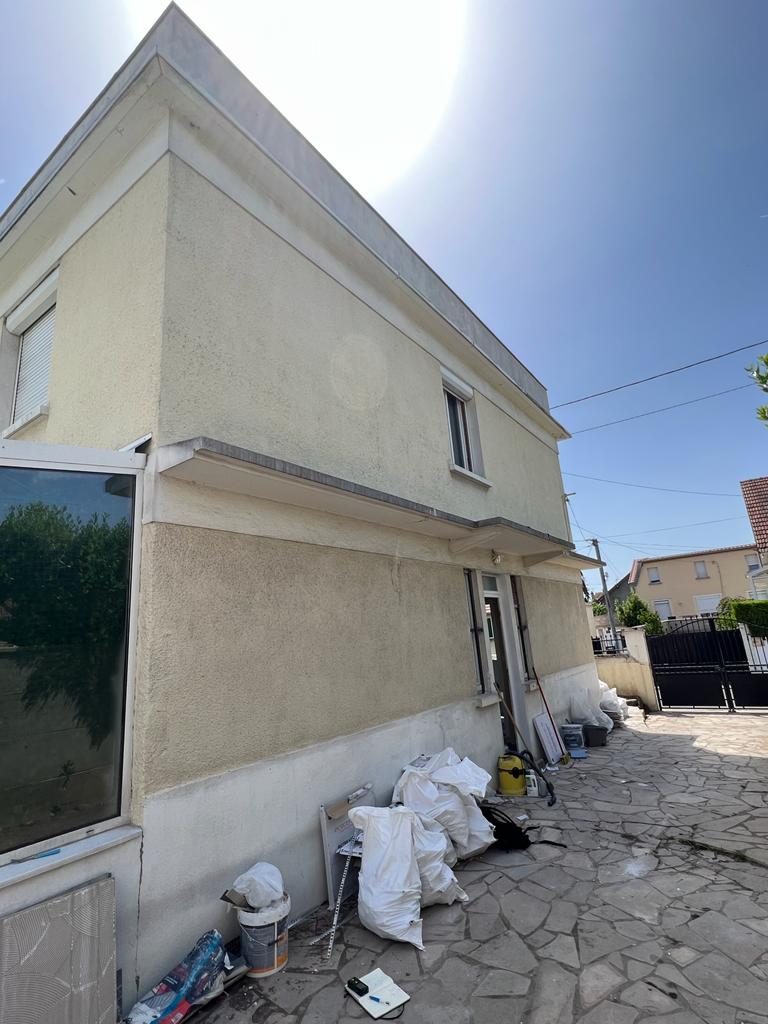 Façade côté entrée d'une maison à Villeneuve-le-Roi avant isolation par l'extérieur