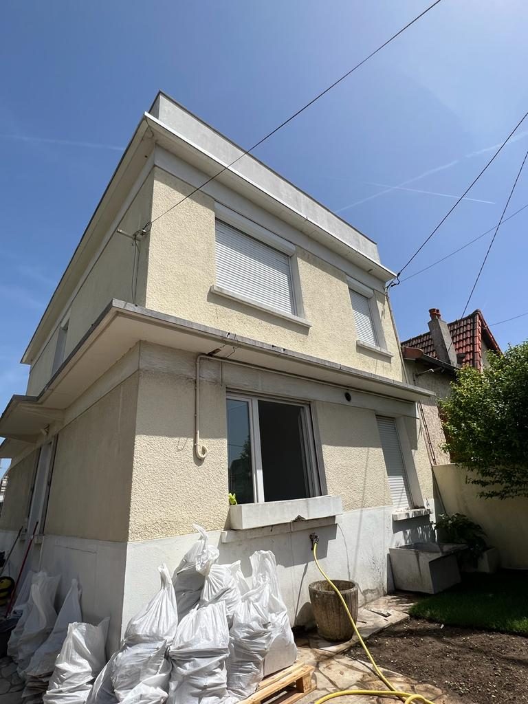 Façade latérale d'une maison à Villeneuve-le-Roi avant travaux : enduit encrassé, débord béton entre les étages et soubassement