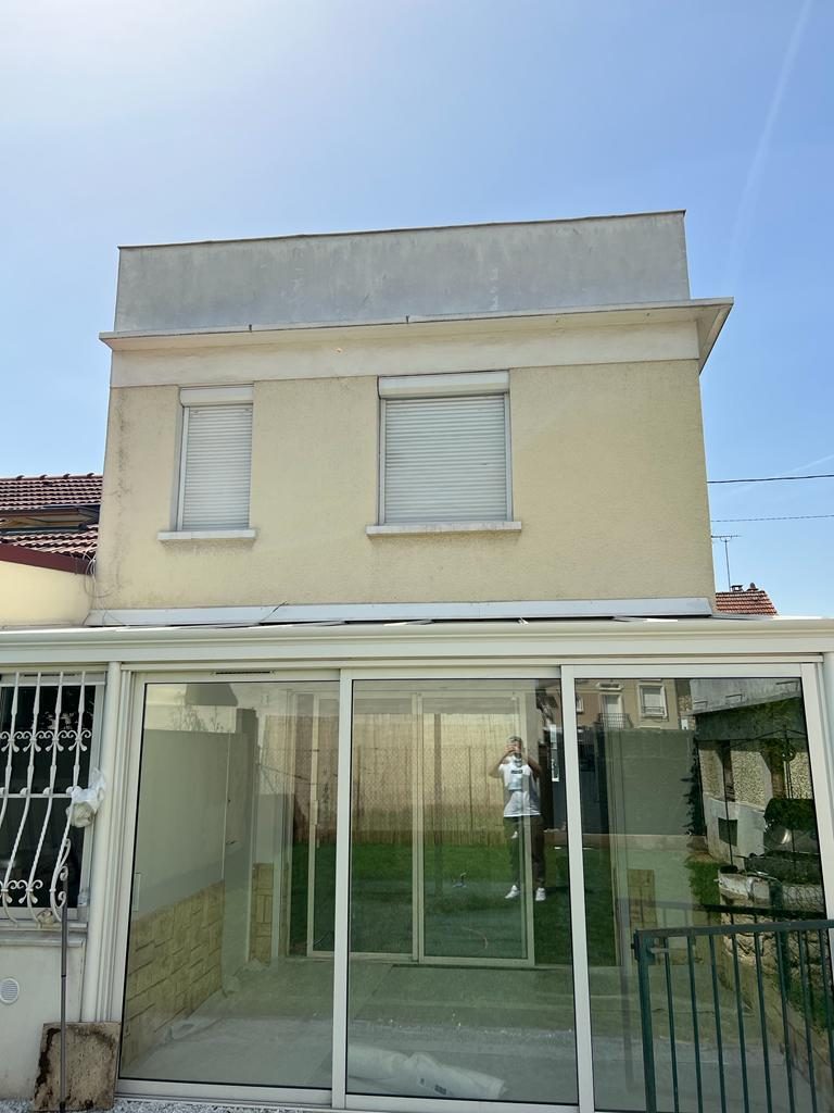 Maison à toit-terrasse à Villeneuve-le-Roi avant isolation par l'extérieur, façade au-dessus de la véranda