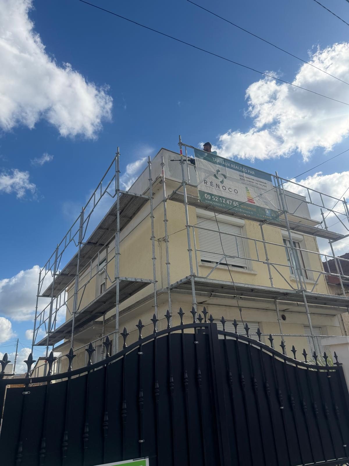 Lavage des façades depuis l'échafaudage avant isolation par l'extérieur, chantier Rénoco à Villeneuve-le-Roi