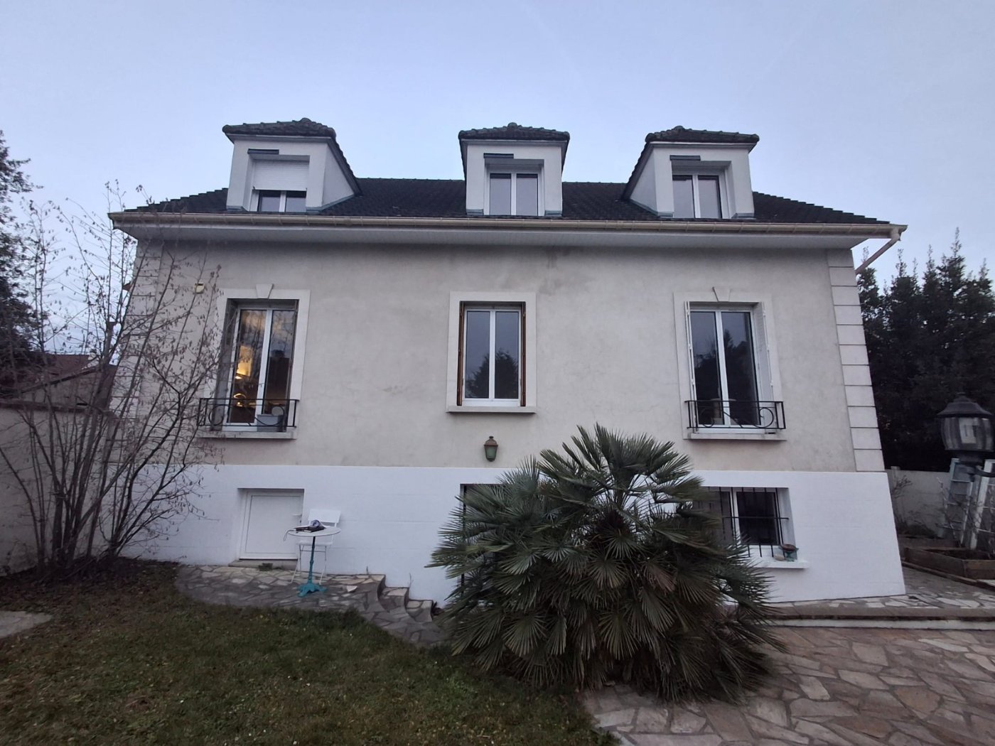 Façade de la maison à Villiers-sur-Marne avant isolation : trois lucarnes, encadrements de fenêtres avec clés et chaînes d'angle
