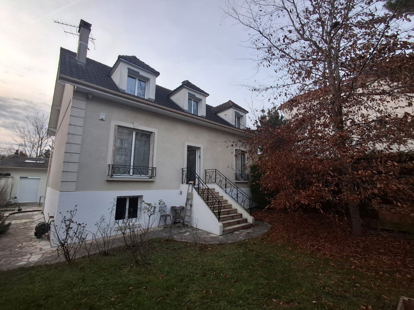 Maison à lucarnes à Villiers-sur-Marne avant isolation par l'extérieur : enduit grisé, chaîne d'angle et encadrements