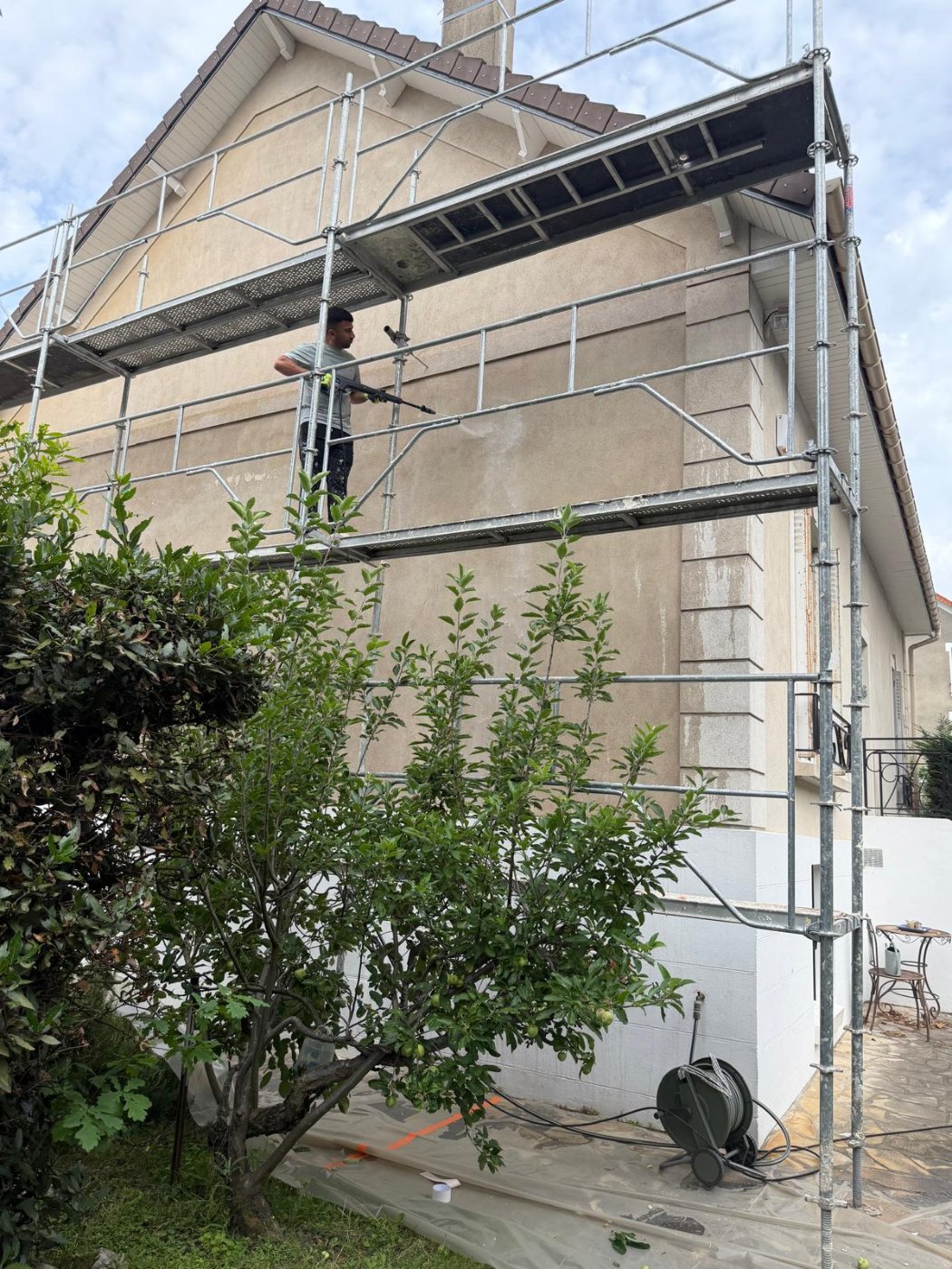 Nettoyage et traitement fongicide du pignon de la maison à Villiers-sur-Marne avant la pose de l'isolant
