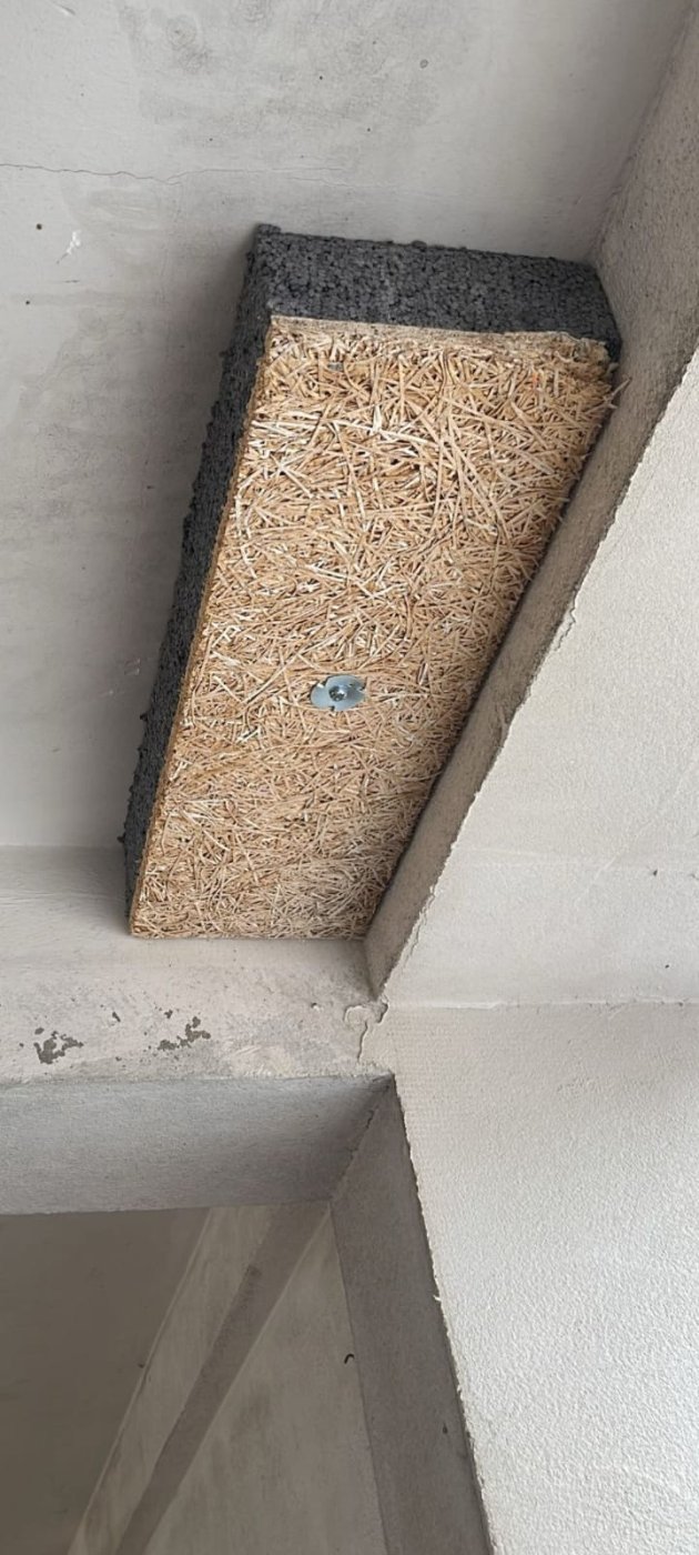 Panneau isolant Knauf Fibra+ fixé en sous-face : parement en fibres de bois et âme isolante, fixation par cheville à rosace