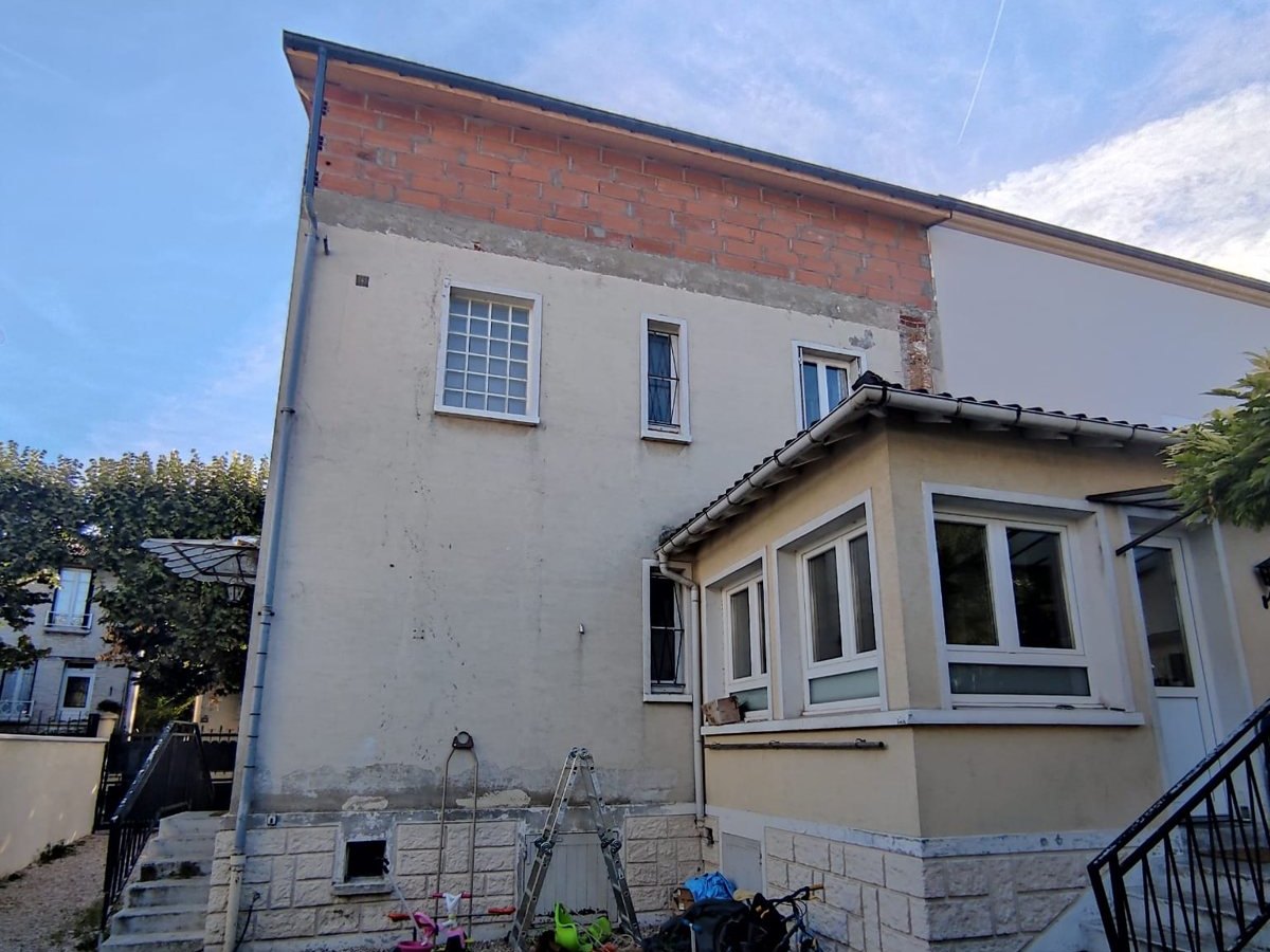Maison au Perreux-sur-Marne avant isolation par l'extérieur, côté jardin : enduit taché, brique à nu en partie haute