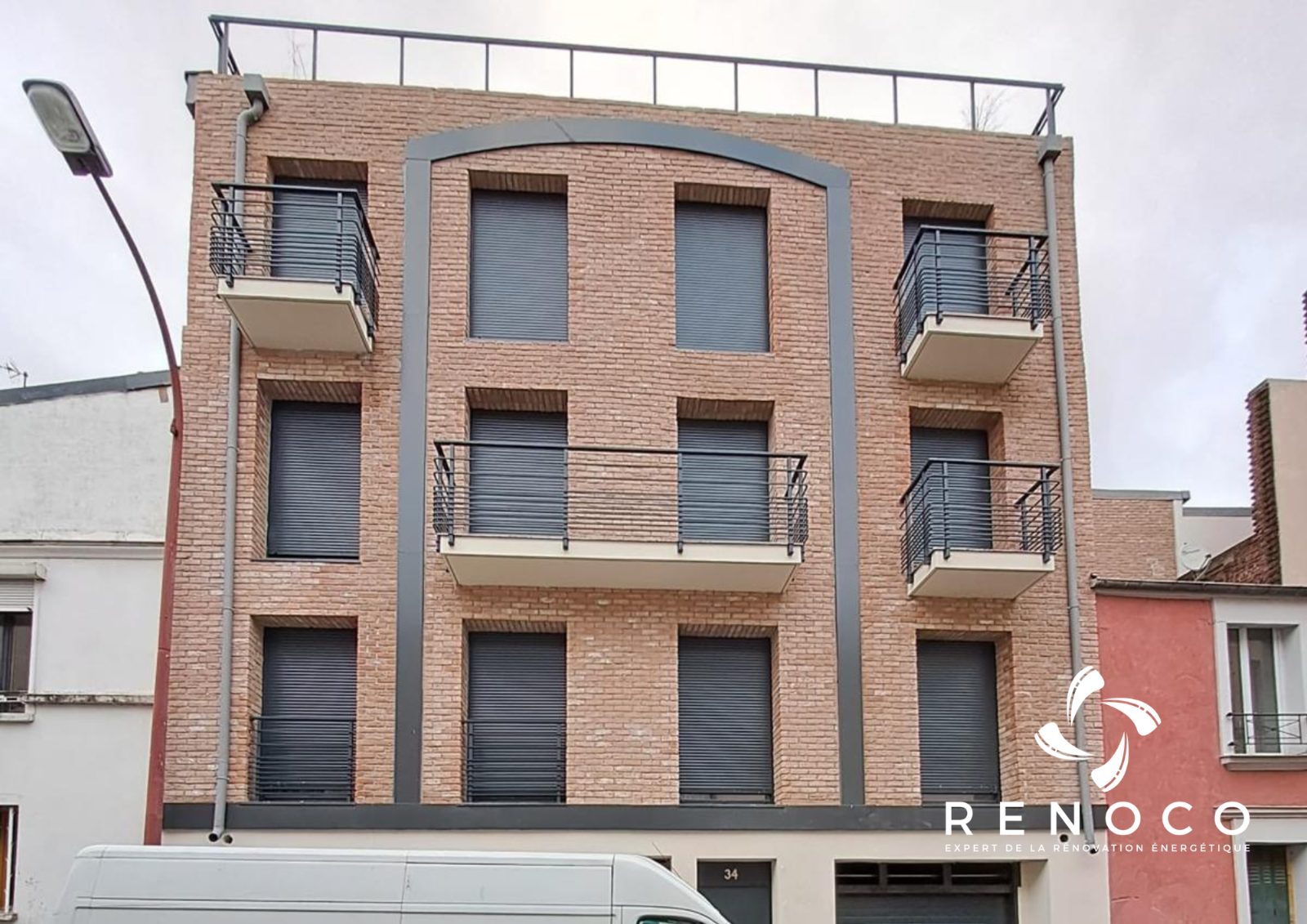 Façade d’immeuble habillée de plaquettes de parement brique avec encadrements gris anthracite, réalisée par Rénoco