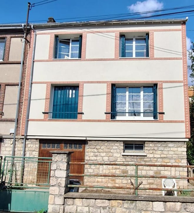 Maison de ville ravalée : enduit clair, encadrements et bandeaux en brique, soubassement en pierre meulière conservé